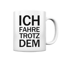 Weiße Tasse mit dem schwarzen Aufdruck Ich fahre trotzdem